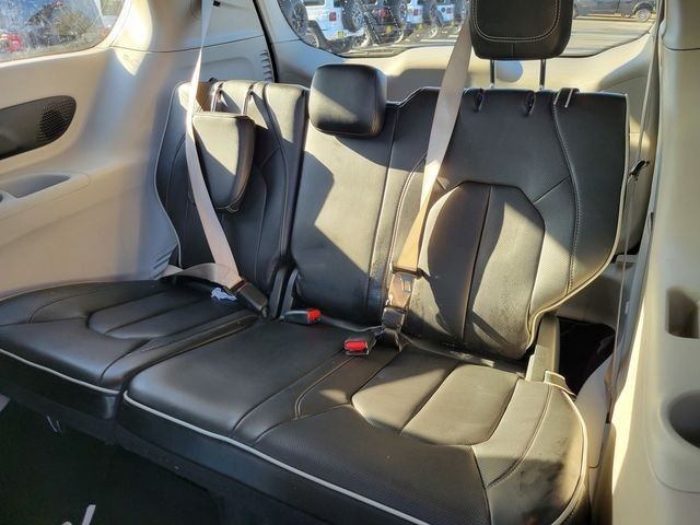 Used 2023 White Chrysler Limited image 34