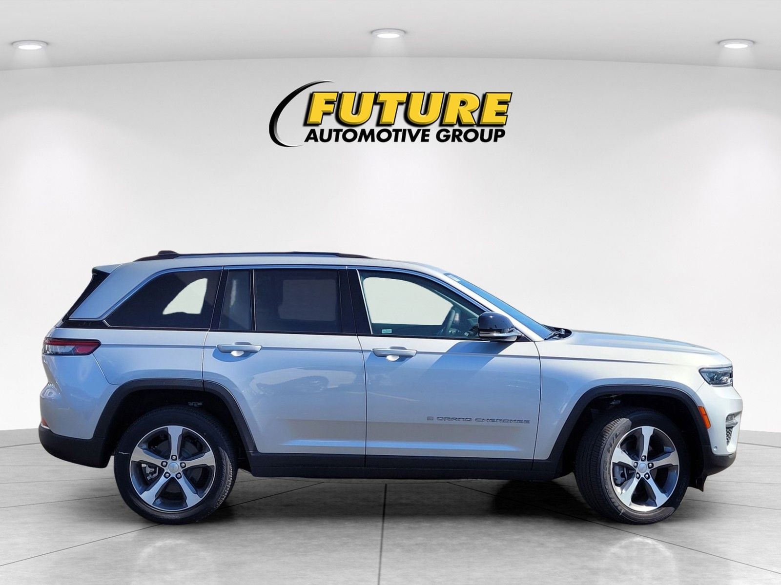 New 2024 Silver Zynith Exterior Paint Jeep 4xe image 3