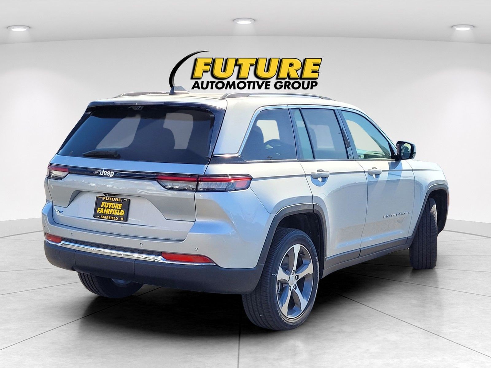 New 2024 Silver Zynith Exterior Paint Jeep 4xe image 4