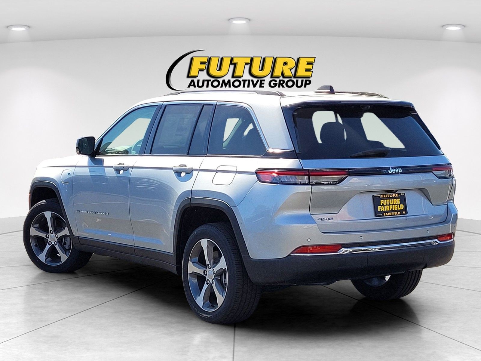 New 2024 Silver Zynith Exterior Paint Jeep 4xe image 6