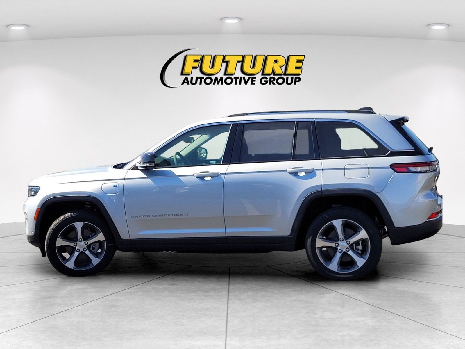 New 2024 Silver Zynith Exterior Paint Jeep 4xe image 7
