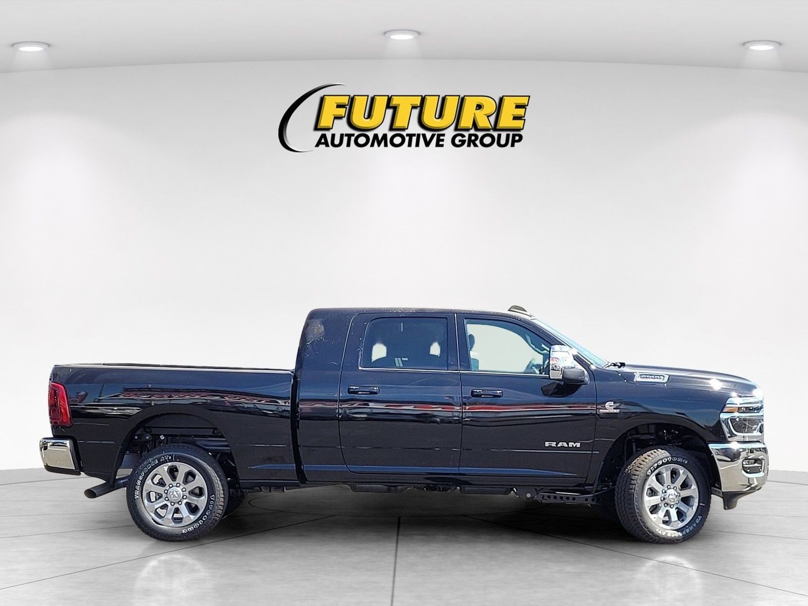 New 2026 Diamond Black Crystal Pearl-Coat Exterior Paint RAM Laramie image 18
