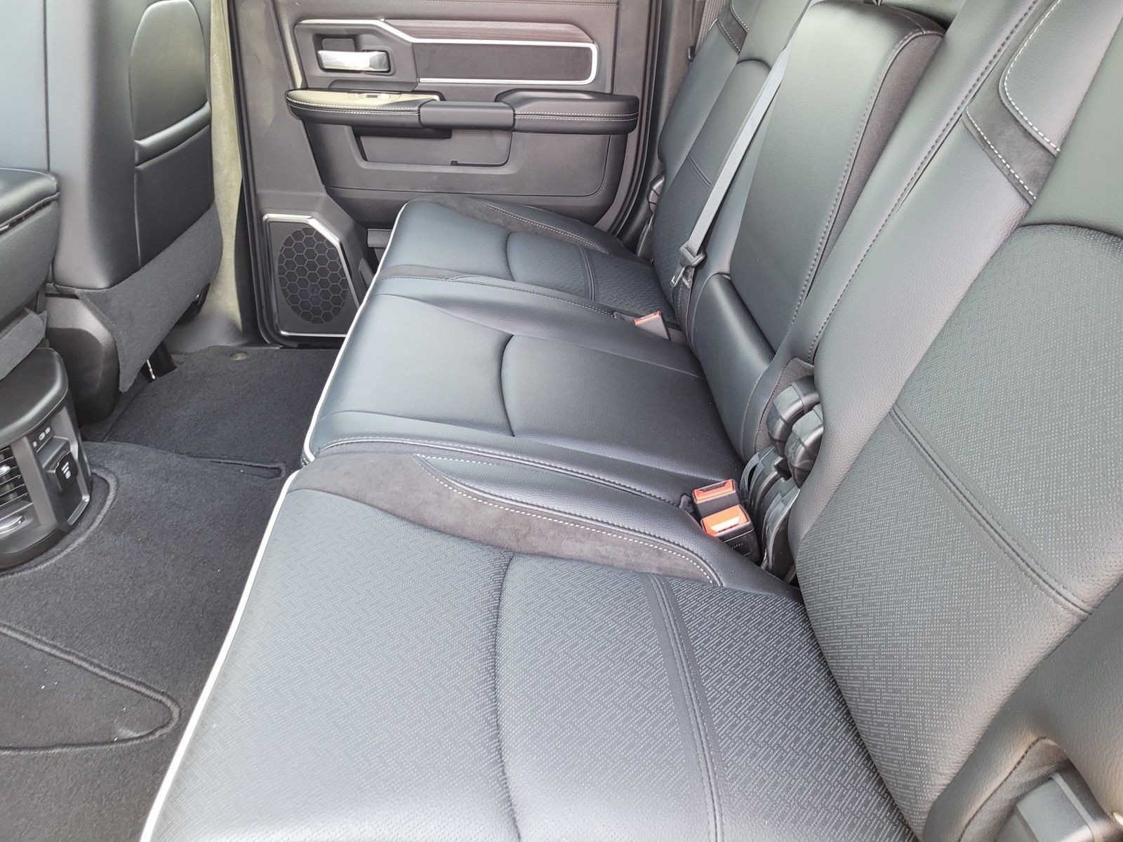 New 2026 Diamond Black Crystal Pearl-Coat Exterior Paint RAM Laramie image 25