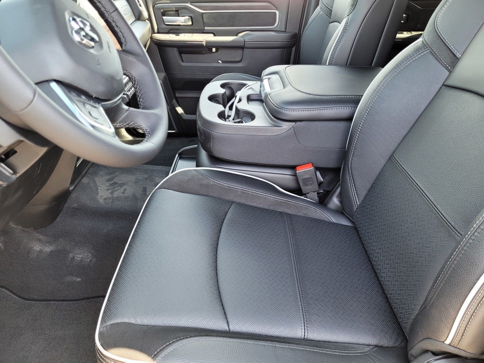 New 2026 Diamond Black Crystal Pearl-Coat Exterior Paint RAM Laramie image 26