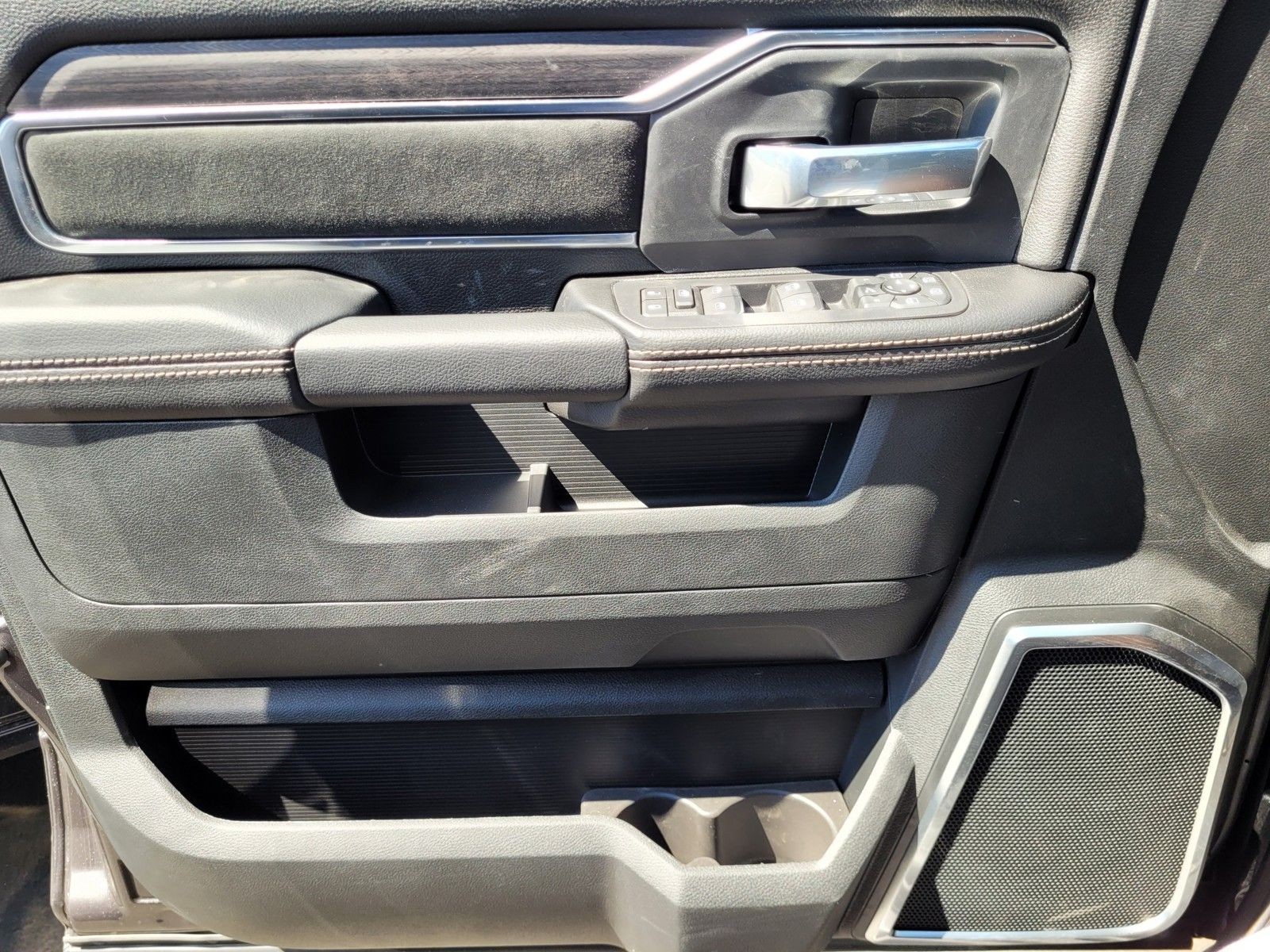 New 2026 Granite Crystal Metallic Clear-Coat Exterior Paint RAM Laramie image 12