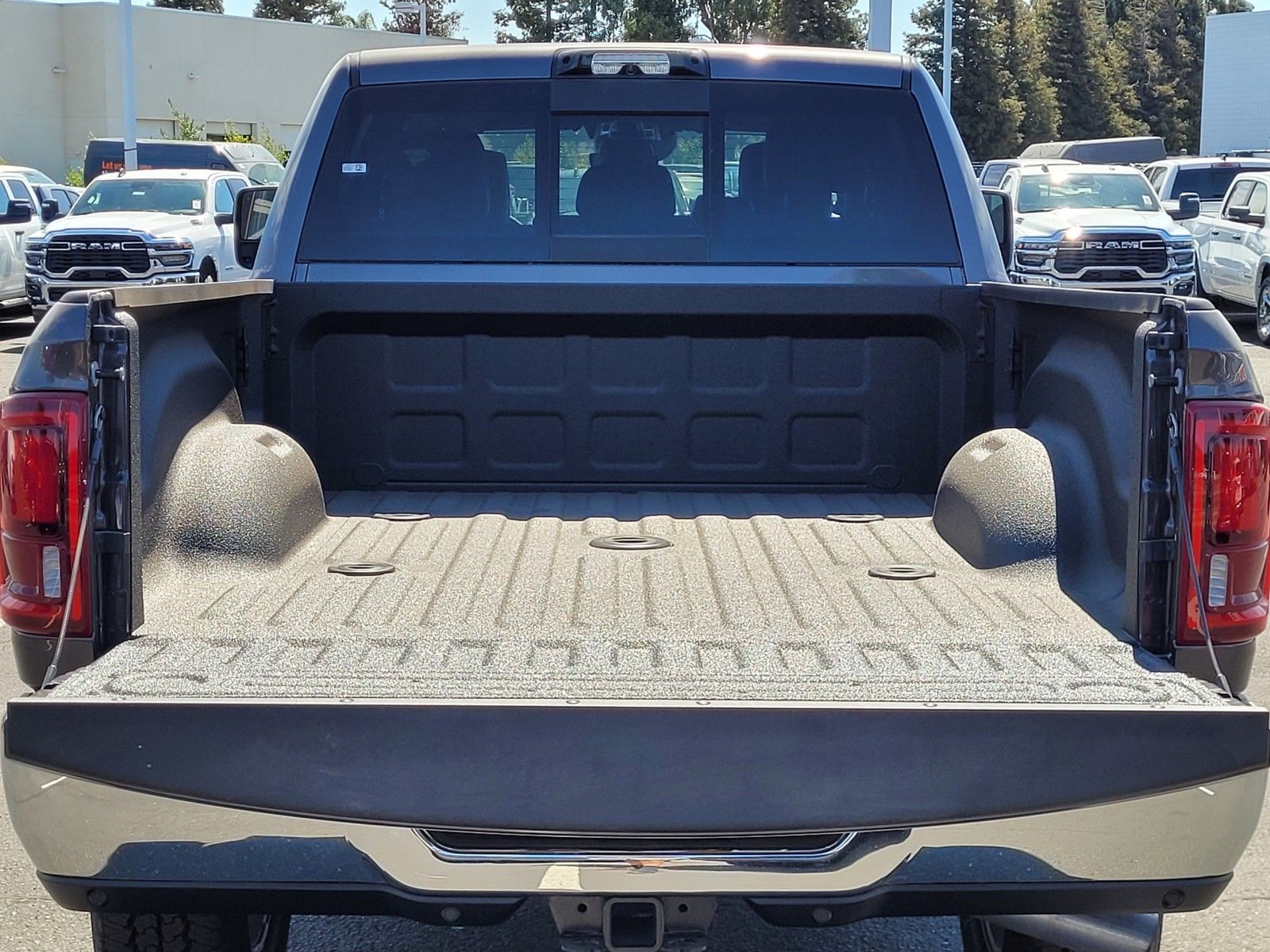 New 2026 Granite Crystal Metallic Clear-Coat Exterior Paint RAM Laramie image 16