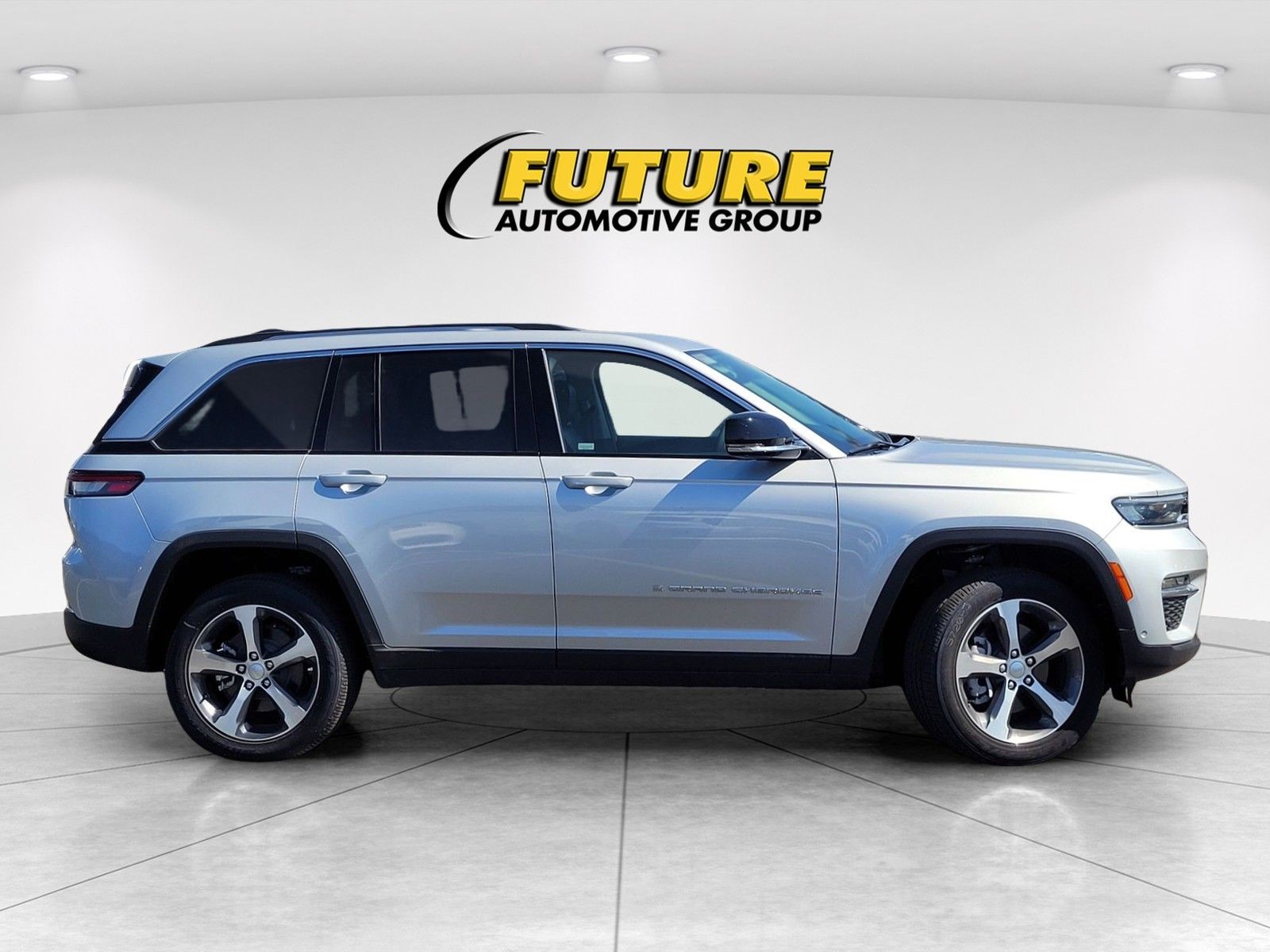 New 2024 Silver Zynith Exterior Paint Jeep 4xe image 3