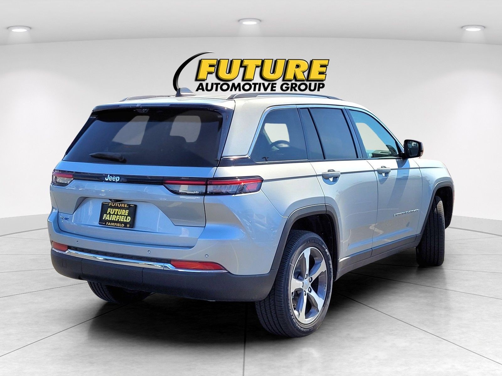 New 2024 Silver Zynith Exterior Paint Jeep 4xe image 4