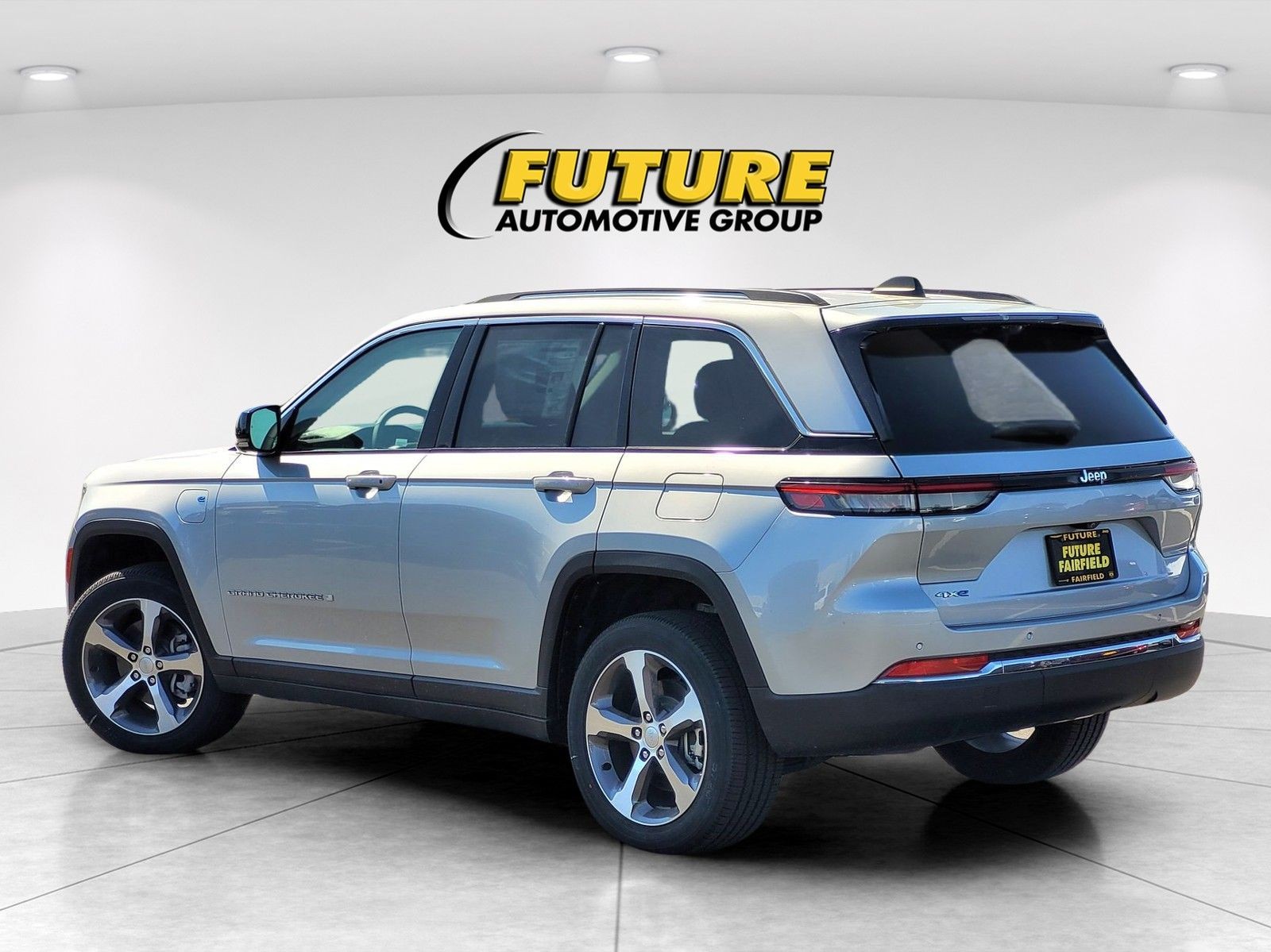 New 2024 Silver Zynith Exterior Paint Jeep 4xe image 6