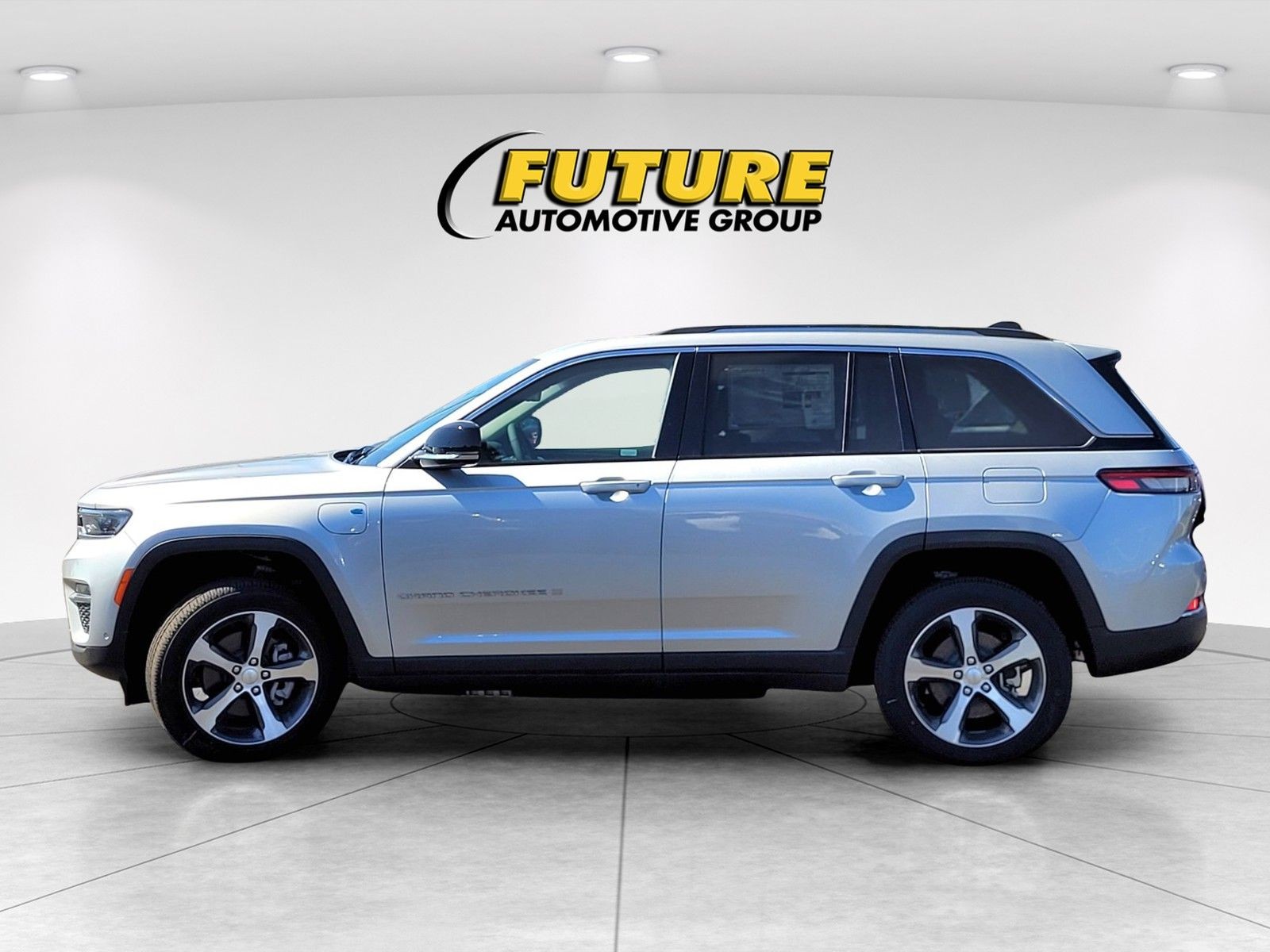 New 2024 Silver Zynith Exterior Paint Jeep 4xe image 7