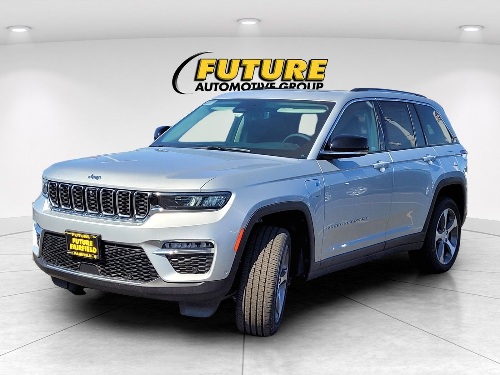 New 2024 Silver Zynith Exterior Paint Jeep 4xe image 8