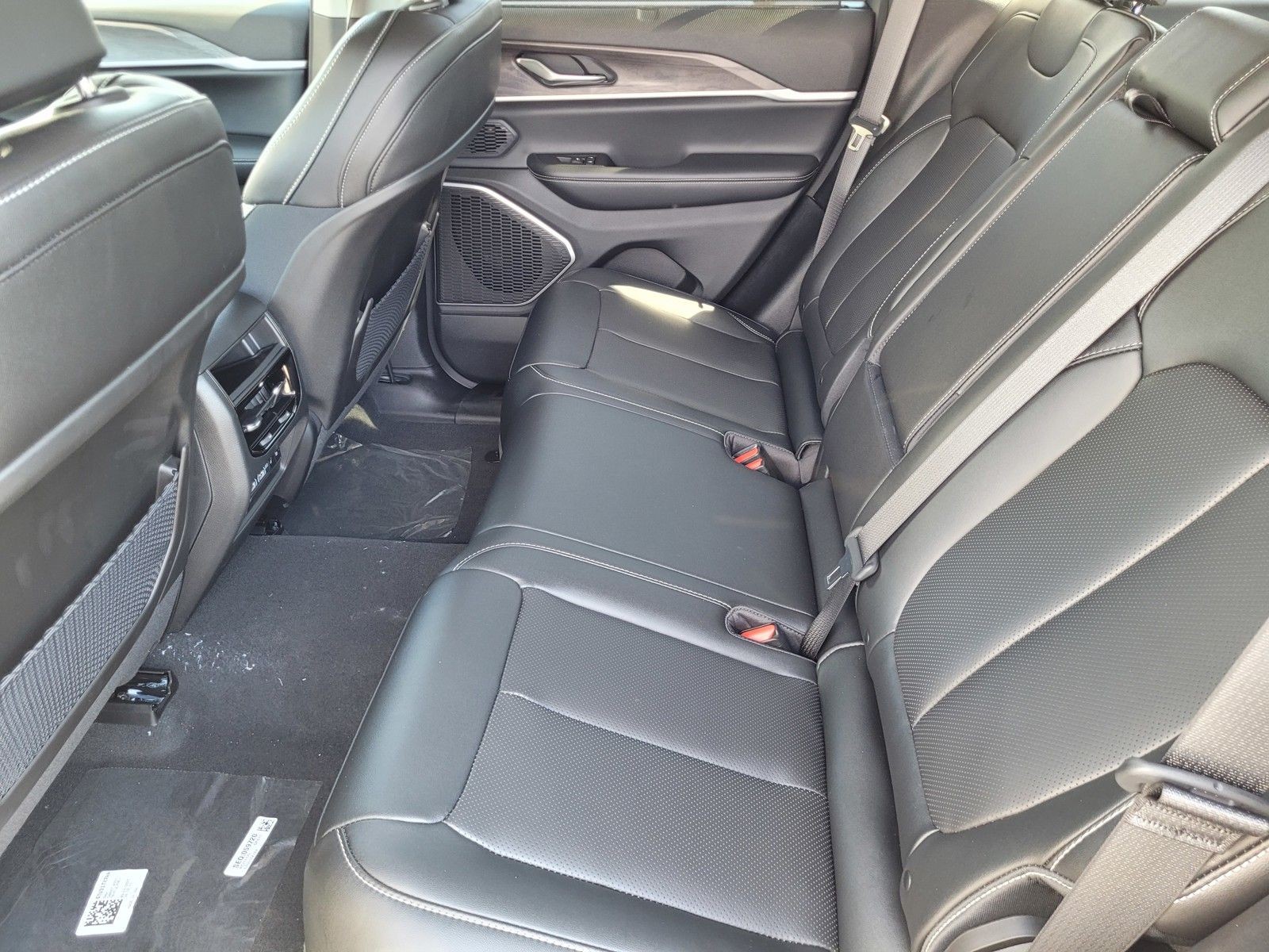 New 2024 Silver Zynith Exterior Paint Jeep 4xe image 10