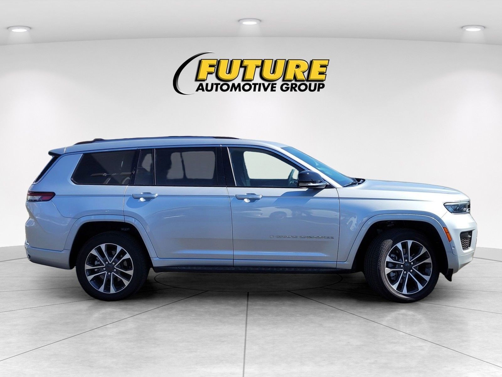 New 2024 Silver Zynith Exterior Paint Jeep Overland image 19