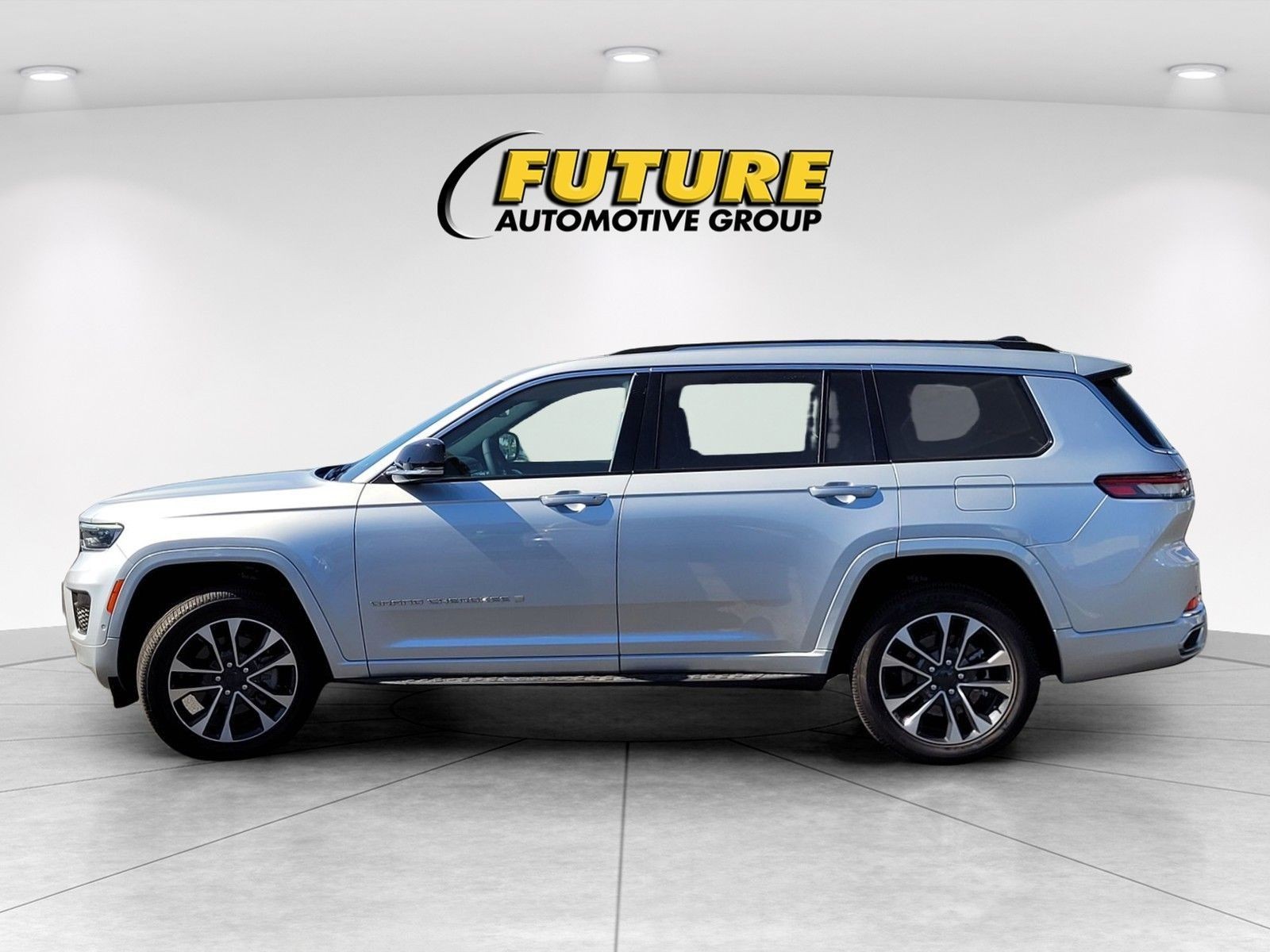 New 2024 Silver Zynith Exterior Paint Jeep Overland image 23