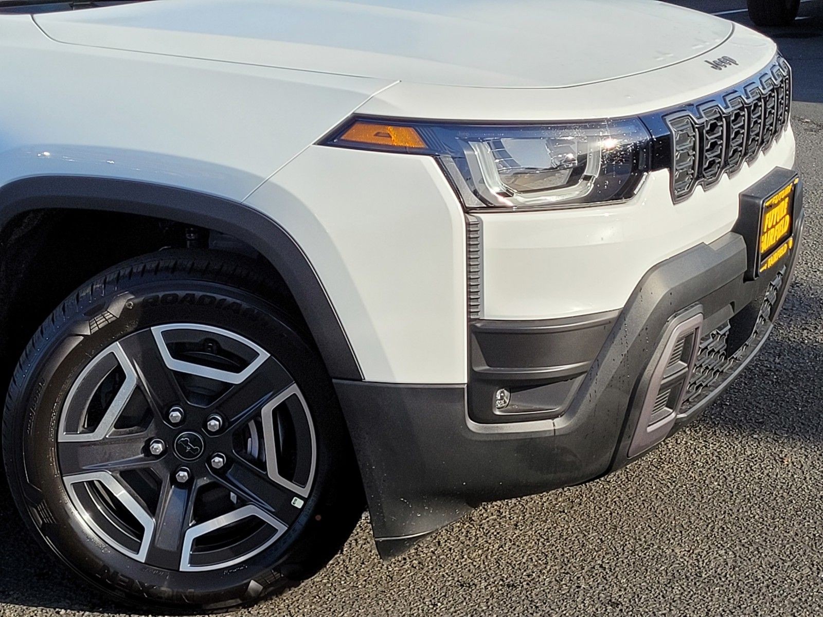 New 2026 Bright White Clear-Coat Exterior Paint Jeep Limited image 9