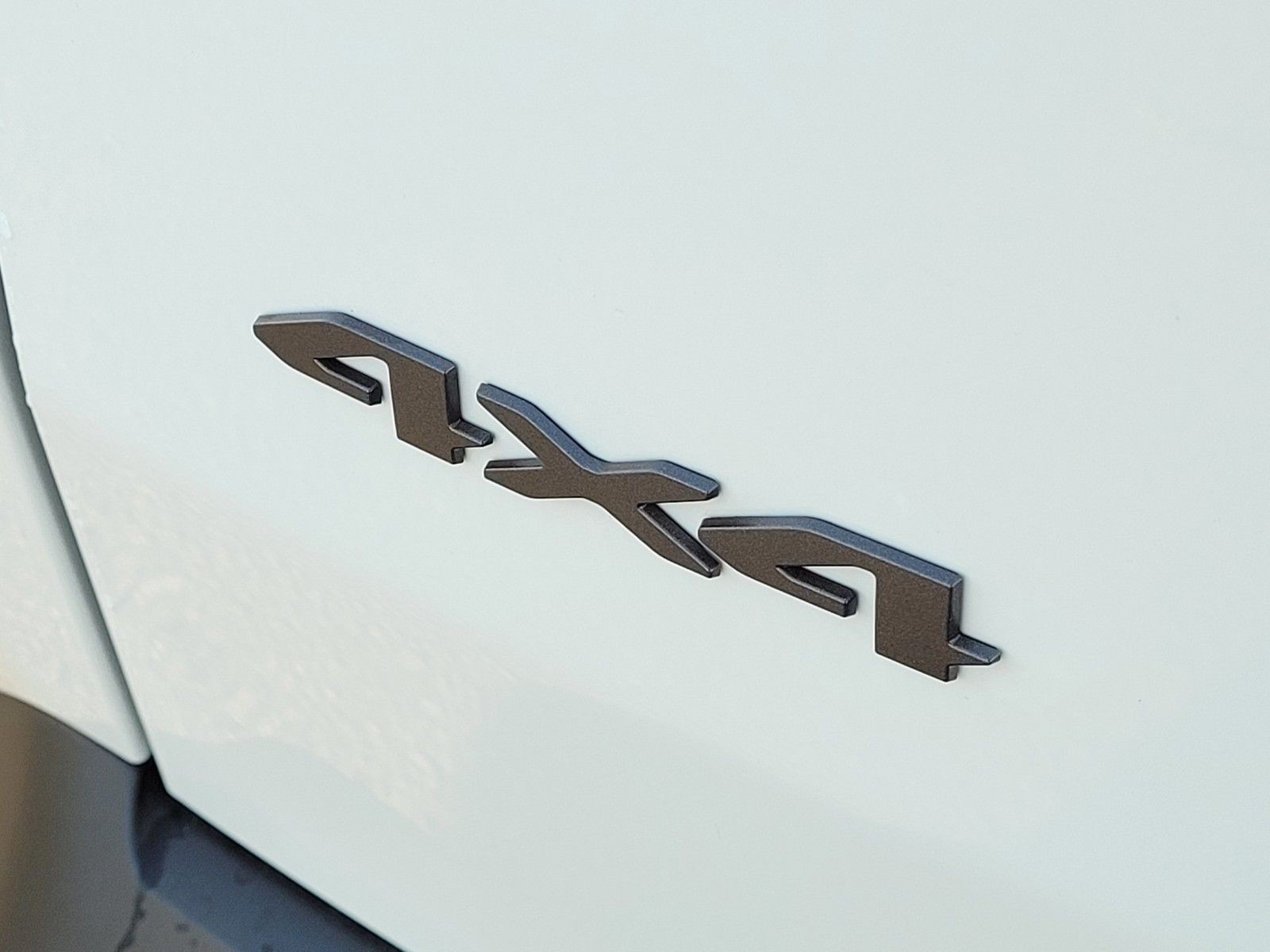 New 2026 Bright White Clear-Coat Exterior Paint Jeep Limited image 24