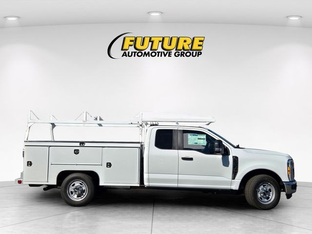 New 2026 White Ford F350 4X2S/CCCSR image 2