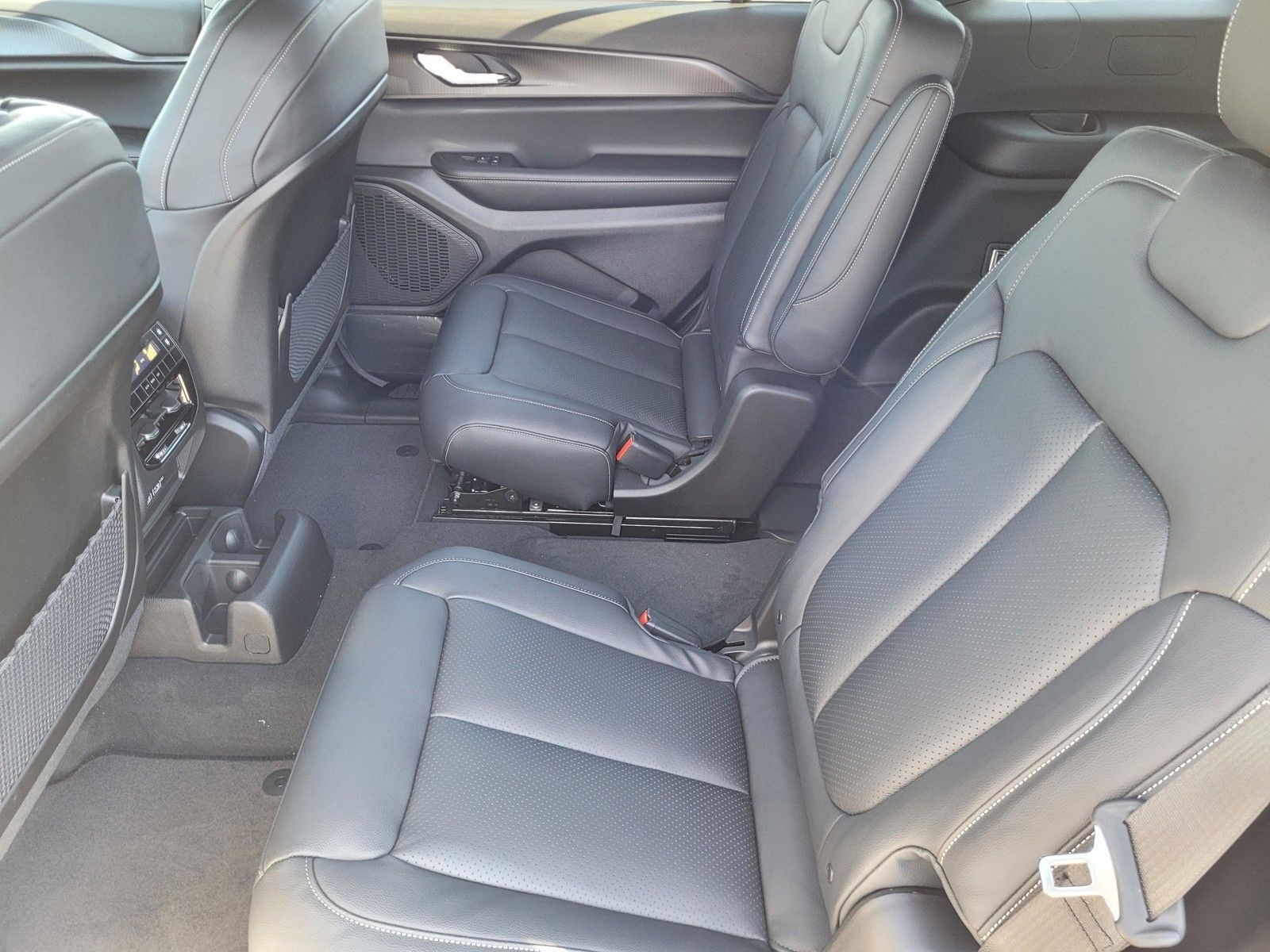 New 2026 Bright White Clear-Coat Exterior Paint Jeep Laredo image 16