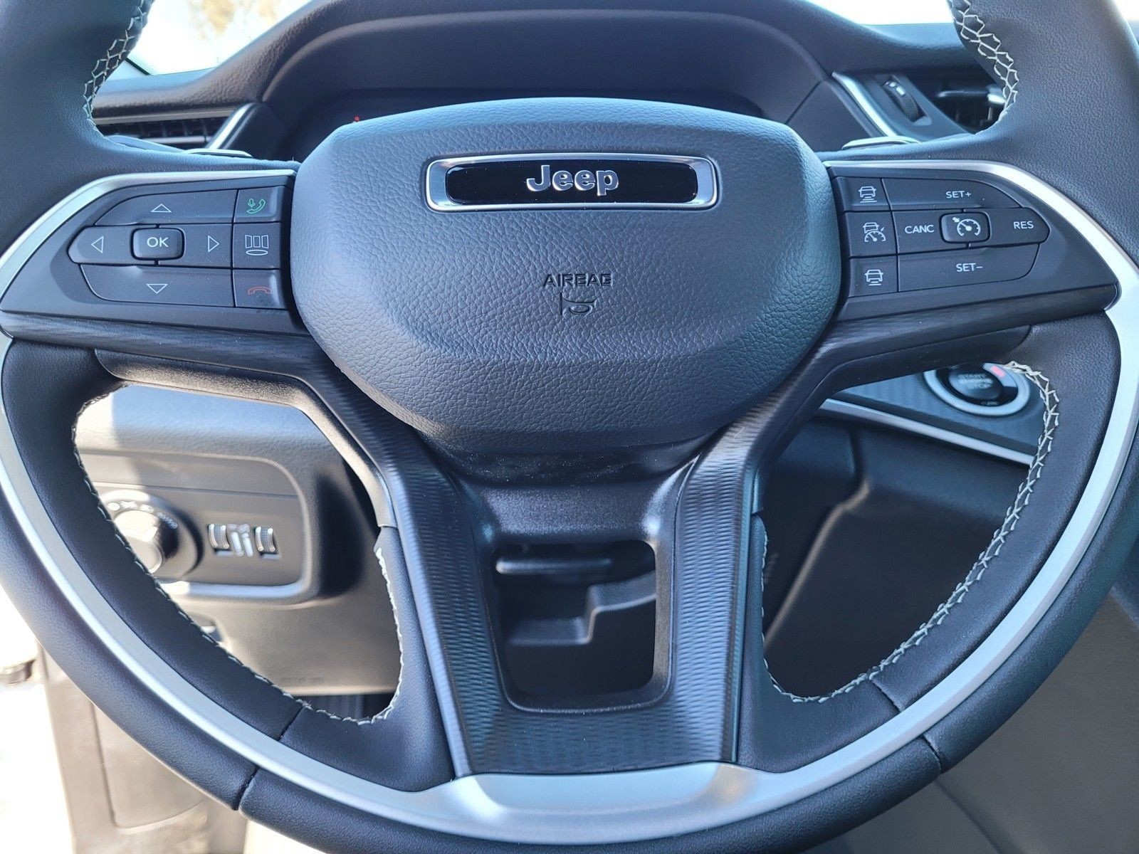 New 2026 Bright White Clear-Coat Exterior Paint Jeep Laredo image 45