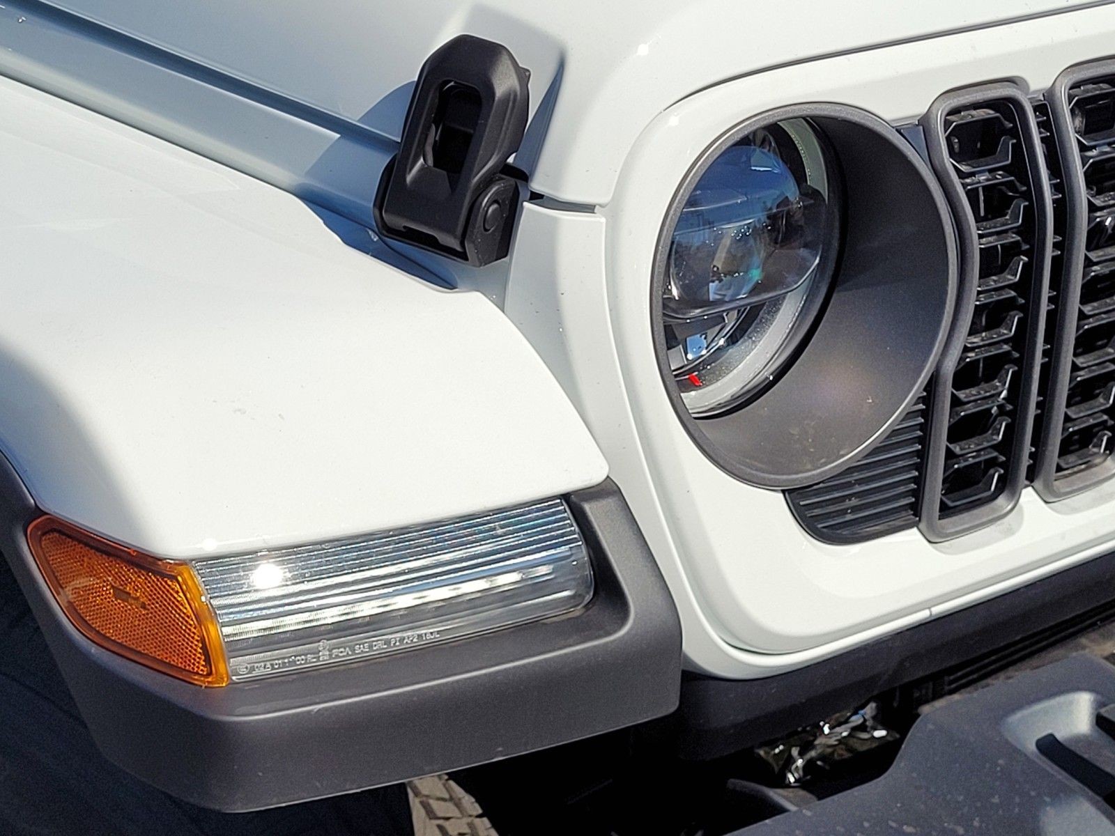 New 2026 Bright White Clear-Coat Exterior Paint Jeep Sport S image 10