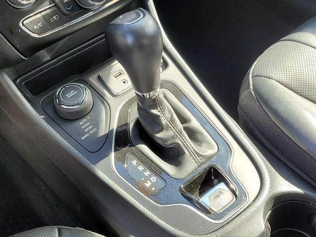 New 2023 Hydro Blue Pearl-Coat Exterior Paint Jeep Altitude image 20