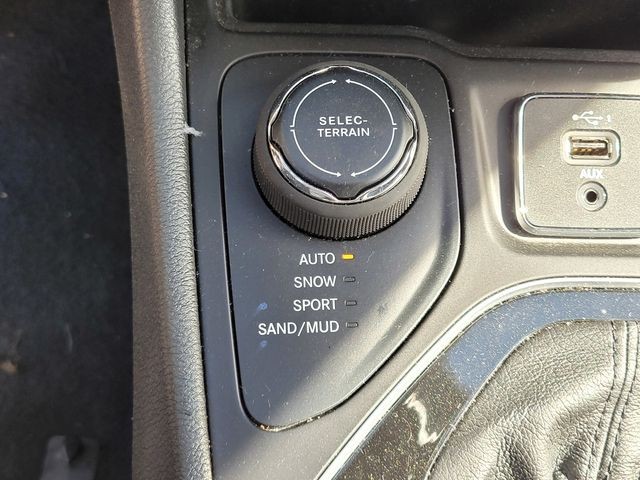 New 2023 Hydro Blue Pearl-Coat Exterior Paint Jeep Altitude image 21