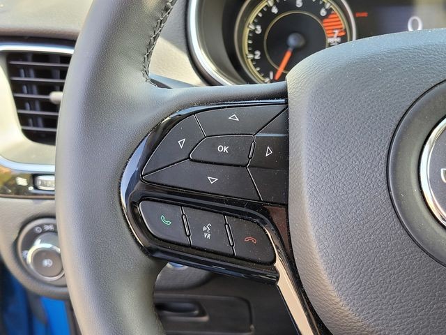 New 2023 Hydro Blue Pearl-Coat Exterior Paint Jeep Altitude image 23