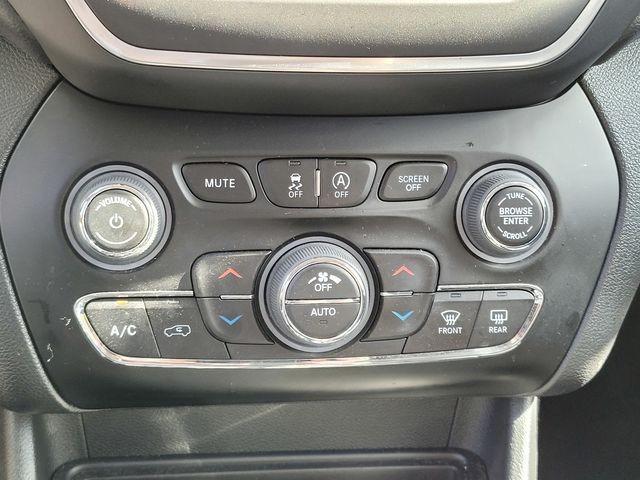 New 2023 Hydro Blue Pearl-Coat Exterior Paint Jeep Altitude image 26