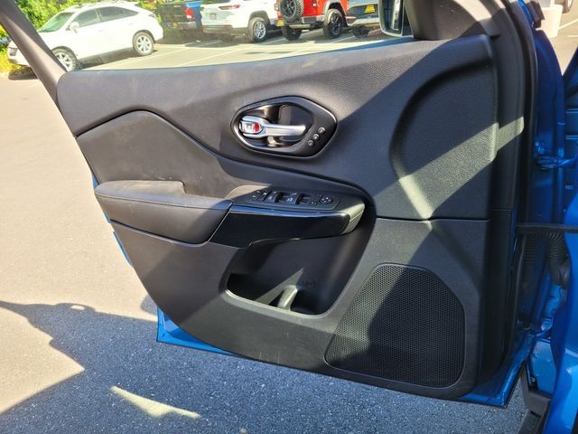 New 2023 Hydro Blue Pearl-Coat Exterior Paint Jeep Altitude image 28