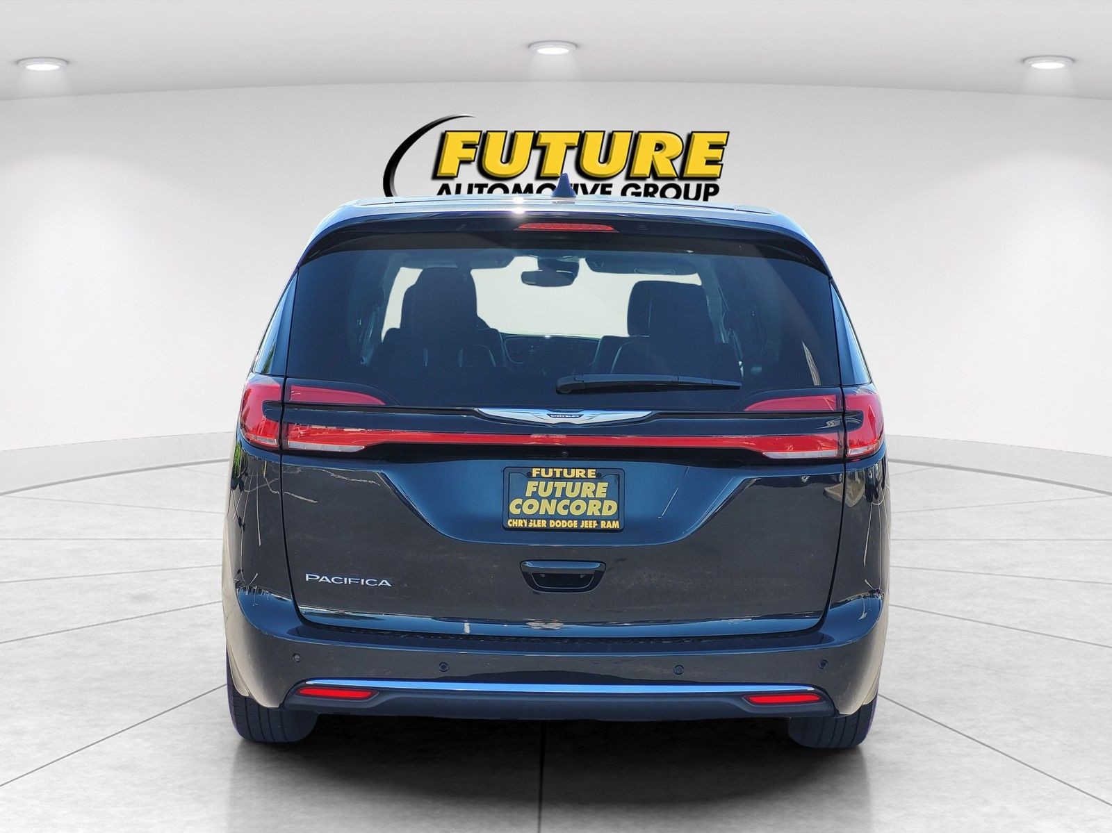 Used 2023 Black Chrysler Touring L image 5