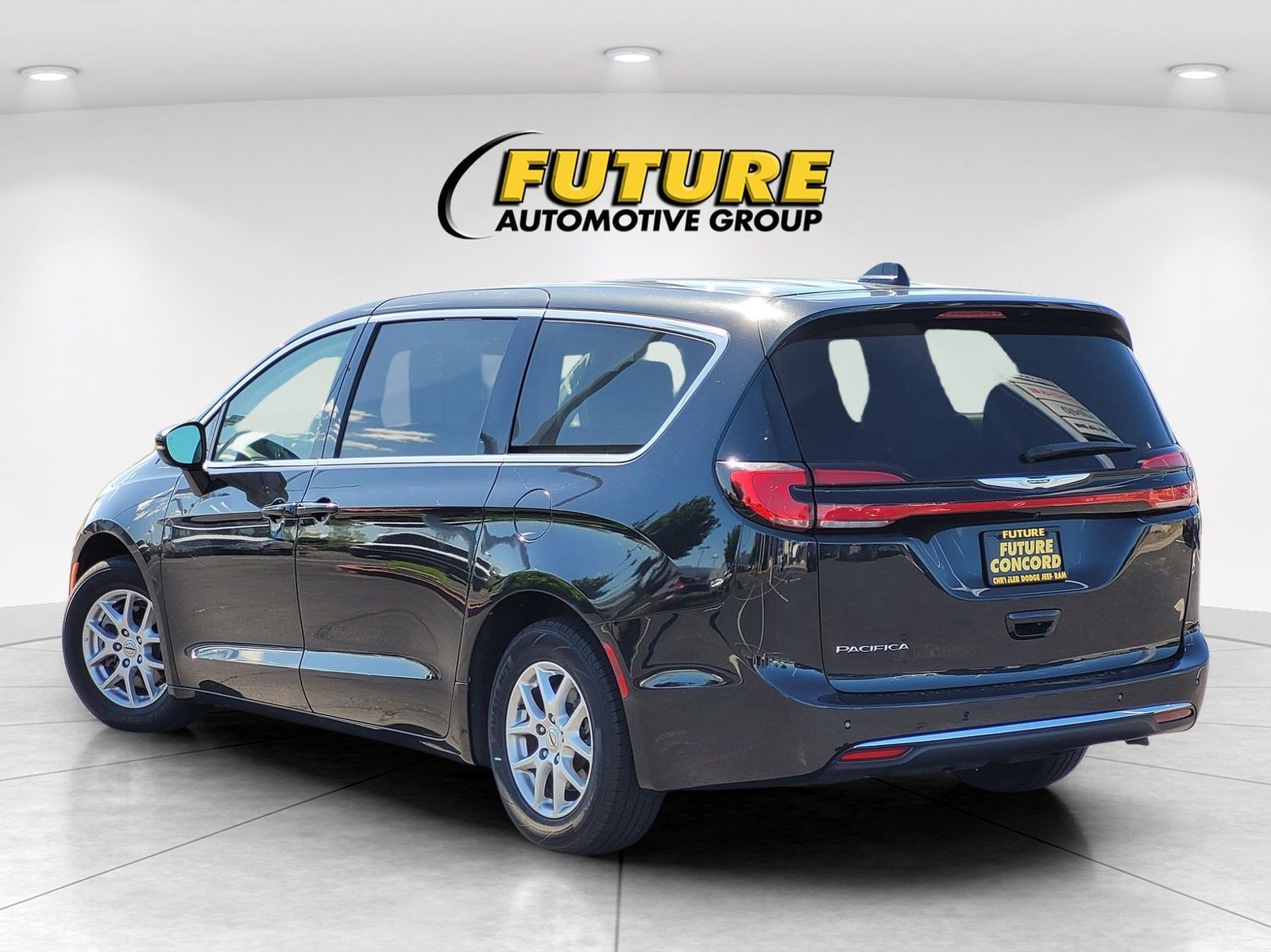 Used 2023 Black Chrysler Touring L image 6