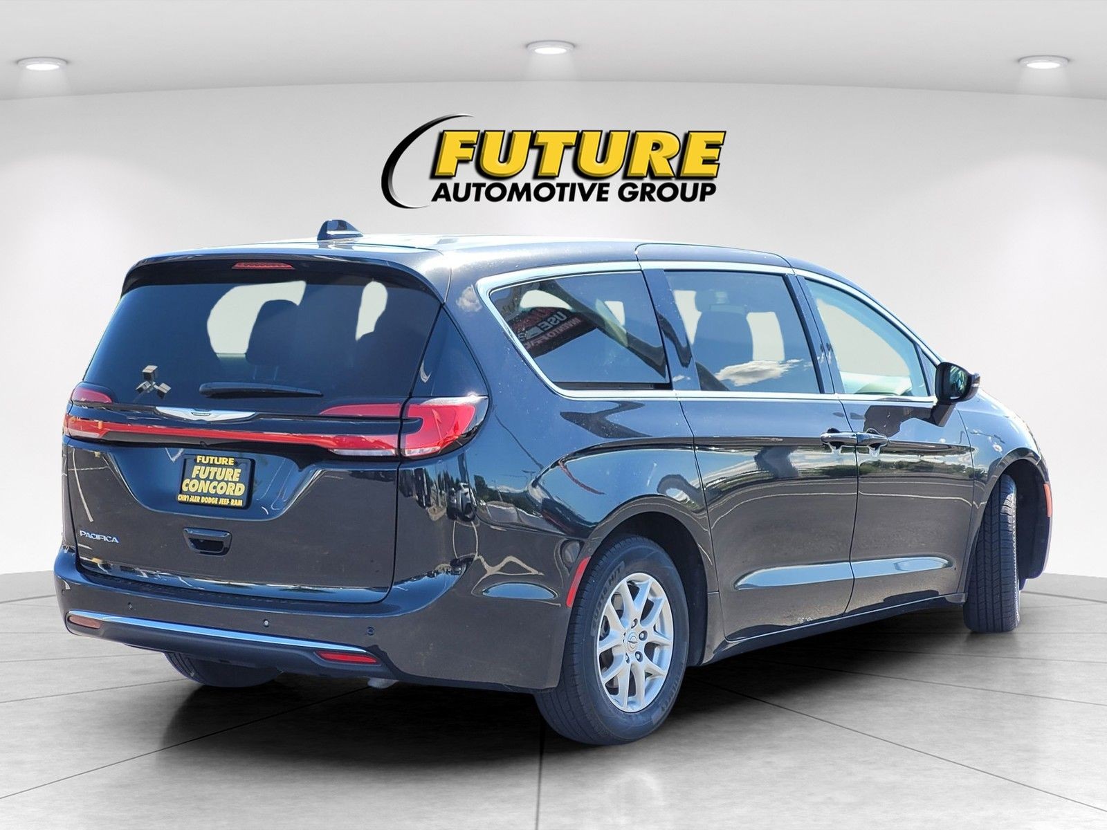 Used 2023 Black Chrysler Touring L image 7