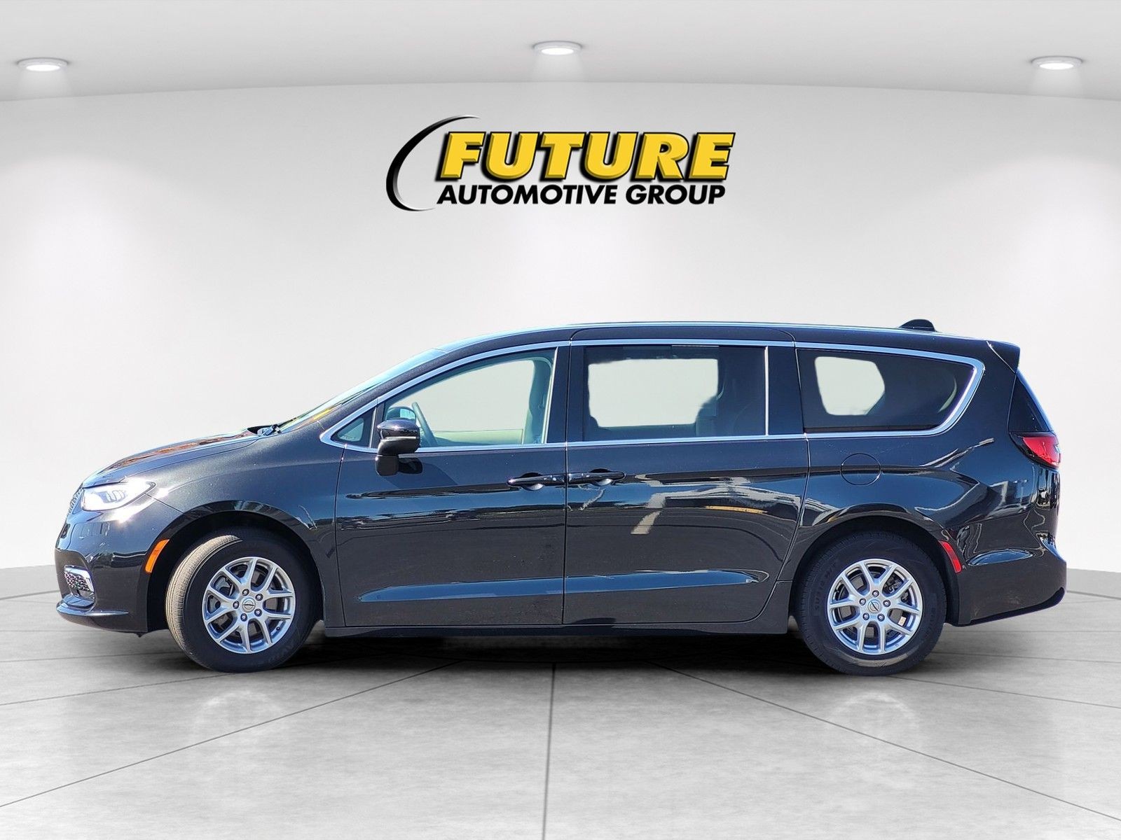 Used 2023 Black Chrysler Touring L image 8