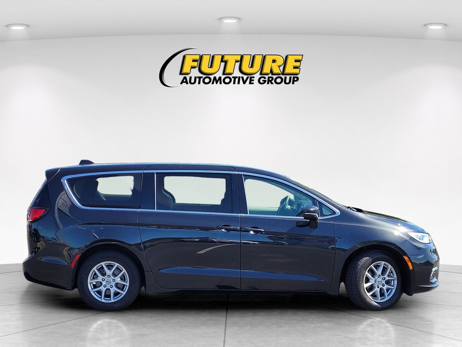 Used 2023 Black Chrysler Touring L image 9
