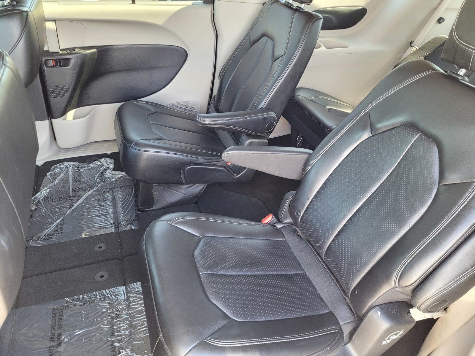 Used 2023 Black Chrysler Touring L image 16