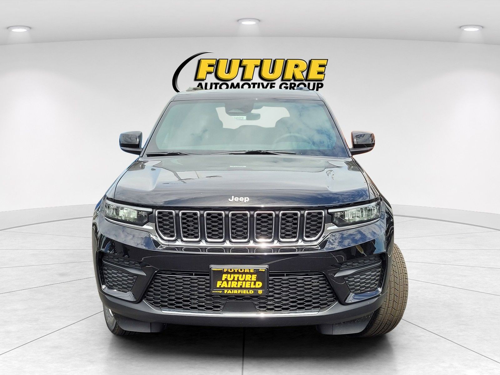 New 2026 Diamond Black Crystal Pearl-Coat Exterior Paint Jeep Laredo image 3