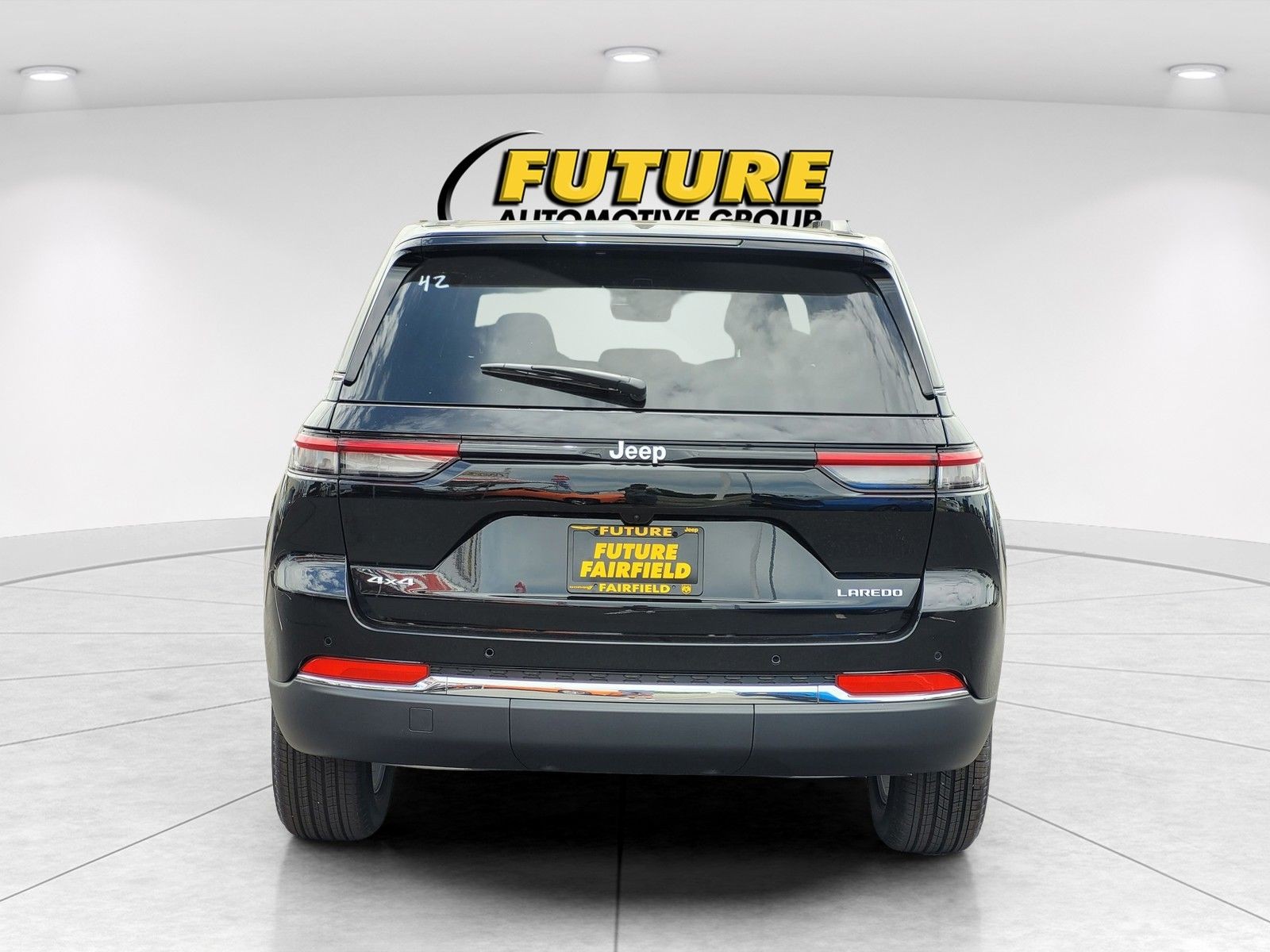 New 2026 Diamond Black Crystal Pearl-Coat Exterior Paint Jeep Laredo image 4
