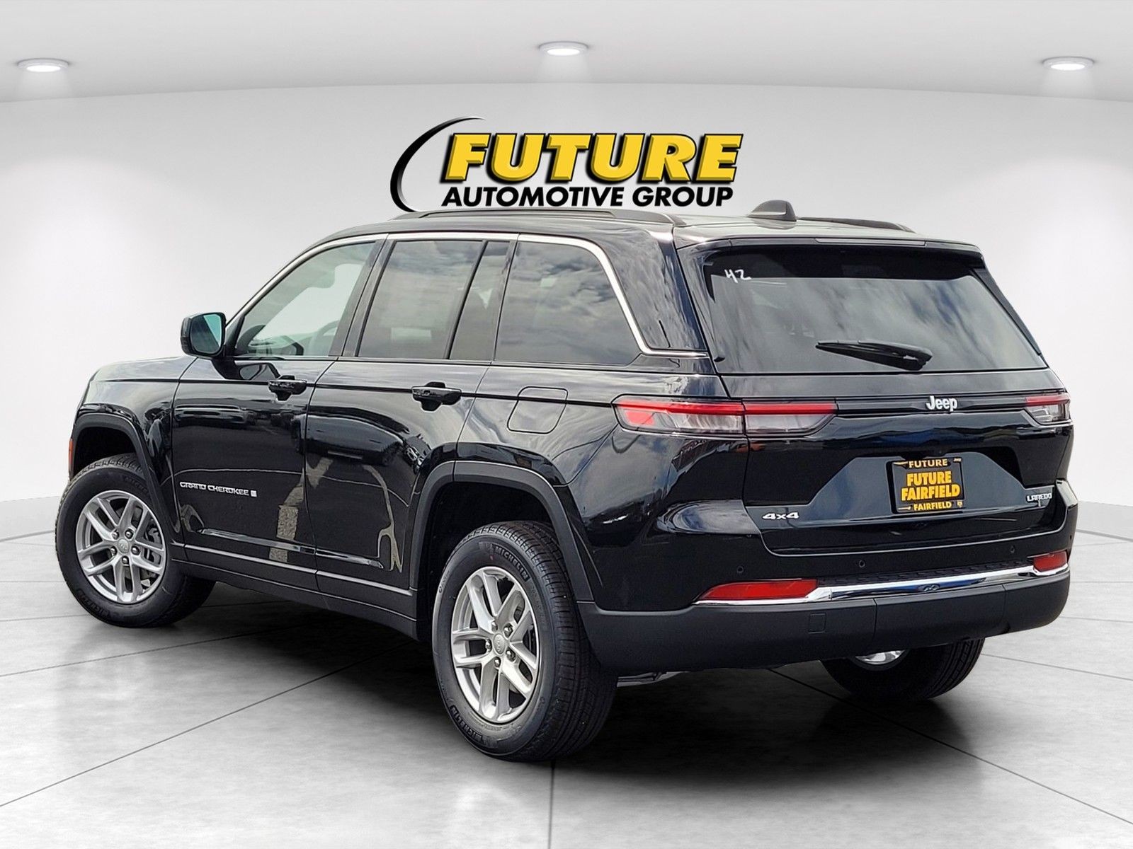 New 2026 Diamond Black Crystal Pearl-Coat Exterior Paint Jeep Laredo image 5