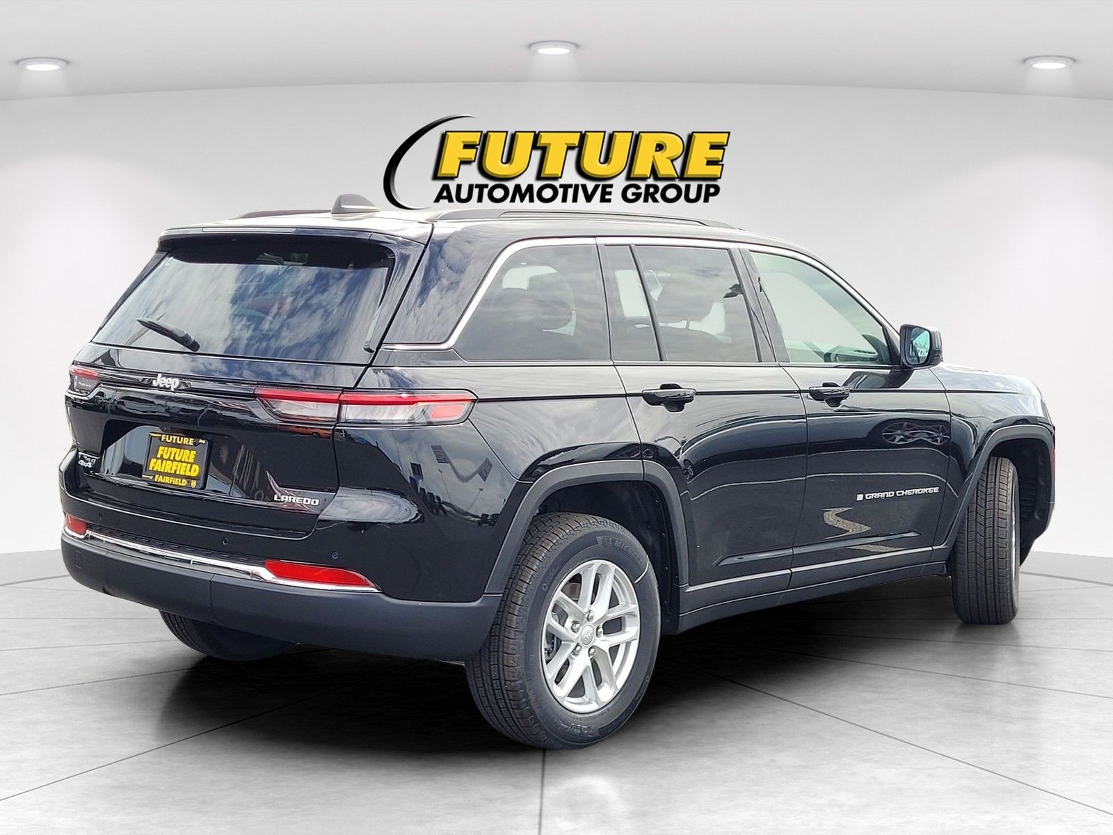 New 2026 Diamond Black Crystal Pearl-Coat Exterior Paint Jeep Laredo image 6