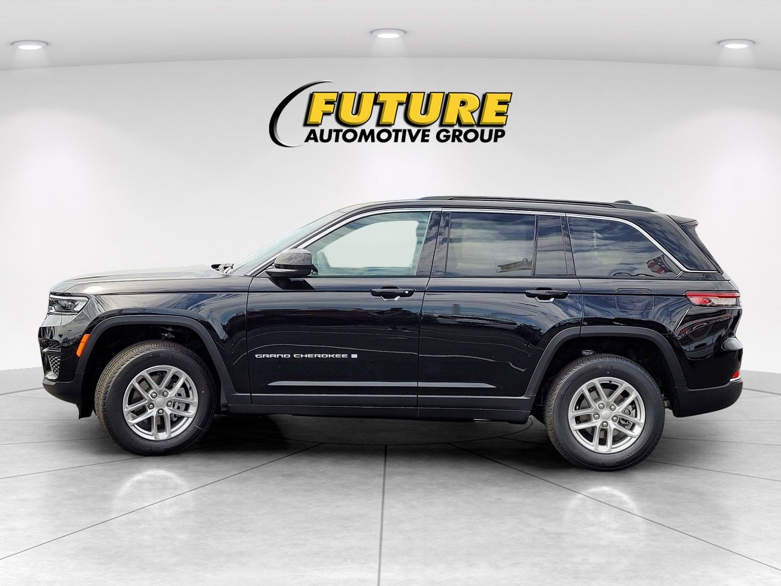 New 2026 Diamond Black Crystal Pearl-Coat Exterior Paint Jeep Laredo image 7