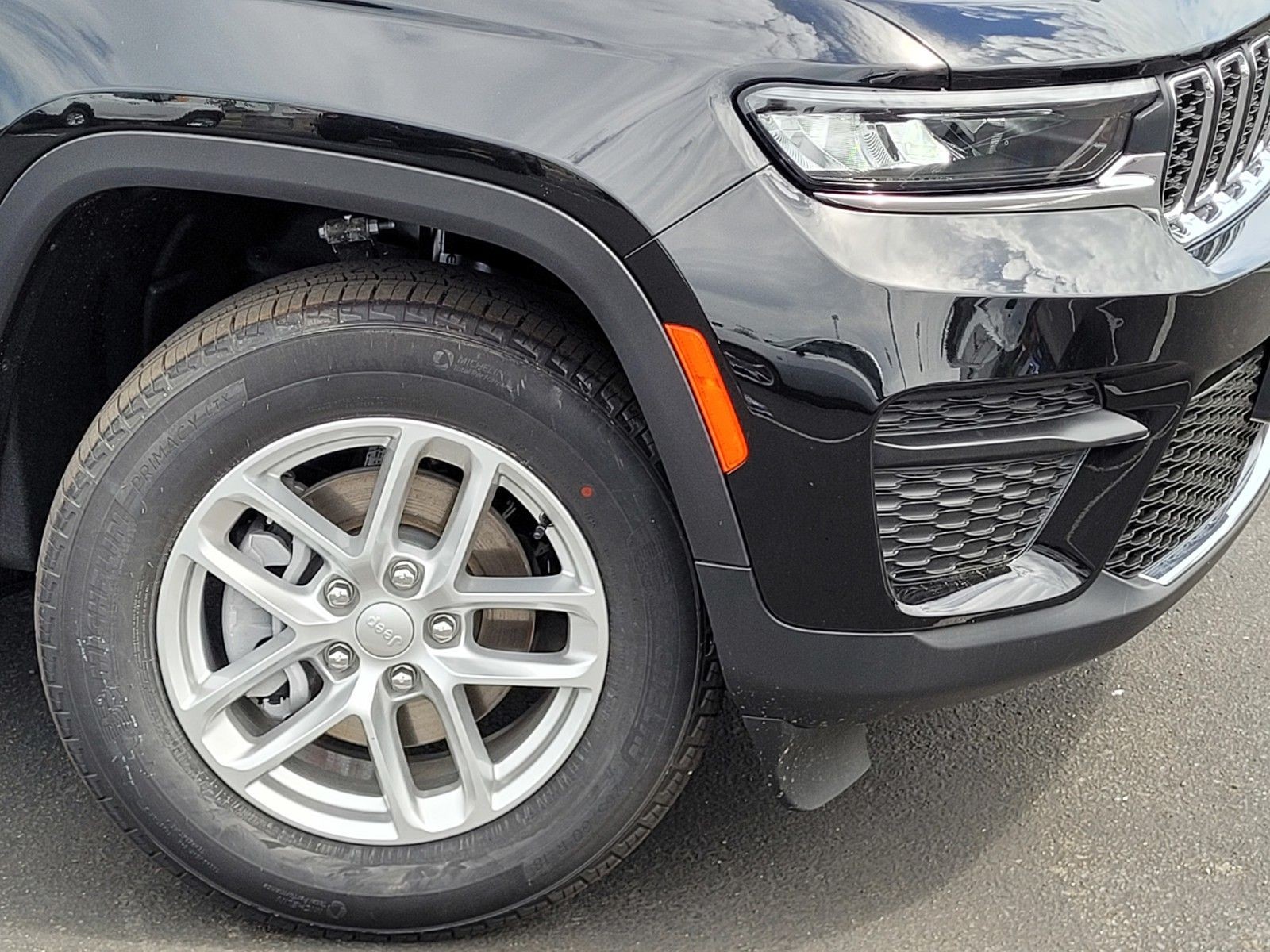 New 2026 Diamond Black Crystal Pearl-Coat Exterior Paint Jeep Laredo image 9