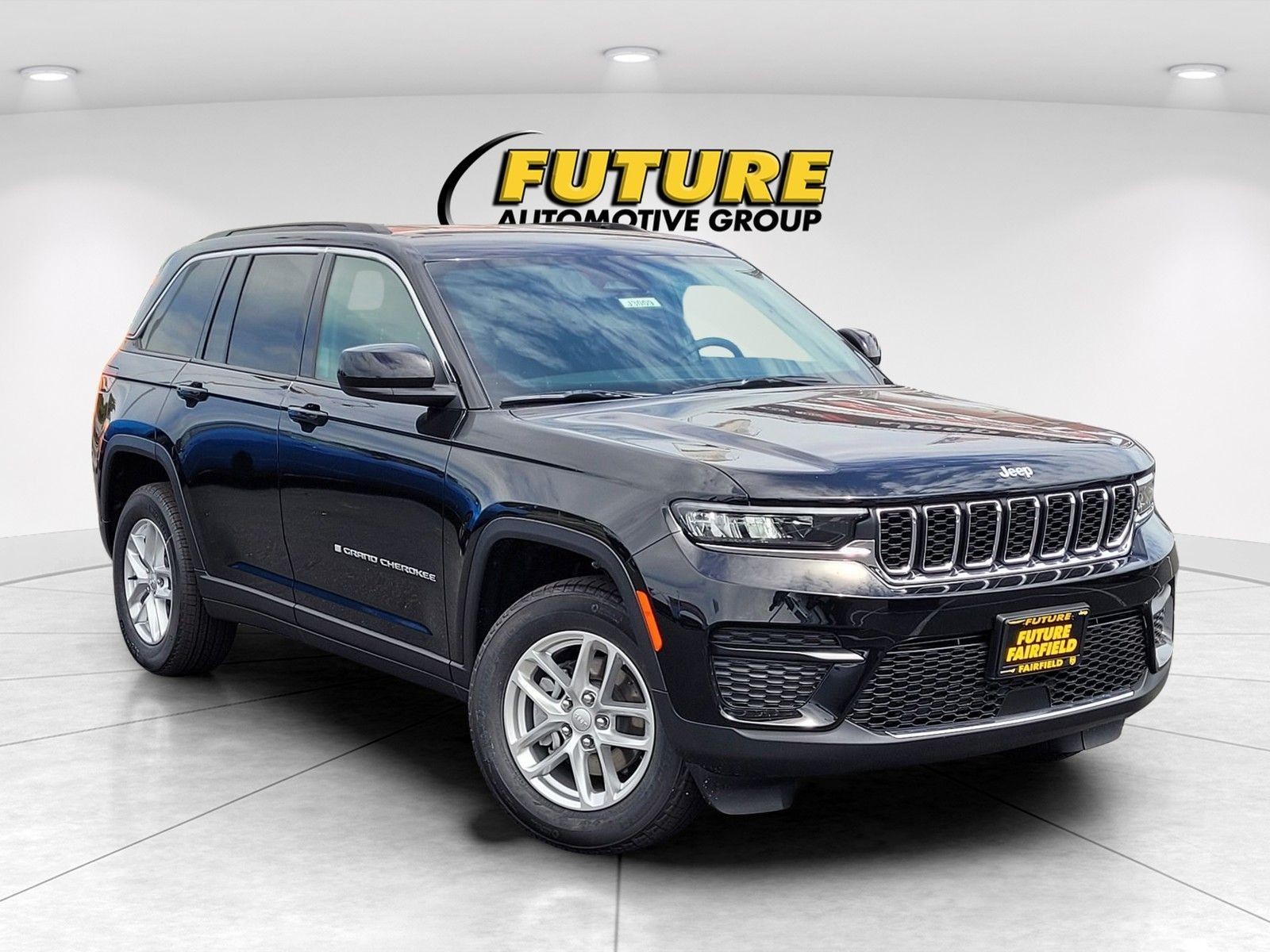 New 2026 Diamond Black Crystal Pearl-Coat Exterior Paint Jeep Laredo image 26