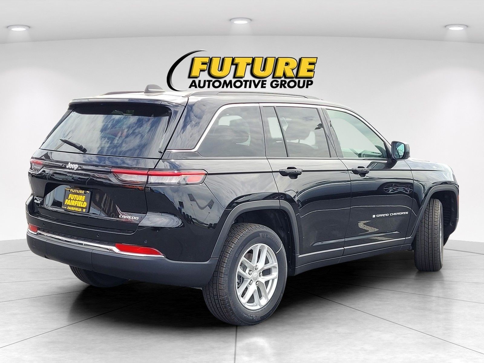 New 2026 Diamond Black Crystal Pearl-Coat Exterior Paint Jeep Laredo image 31