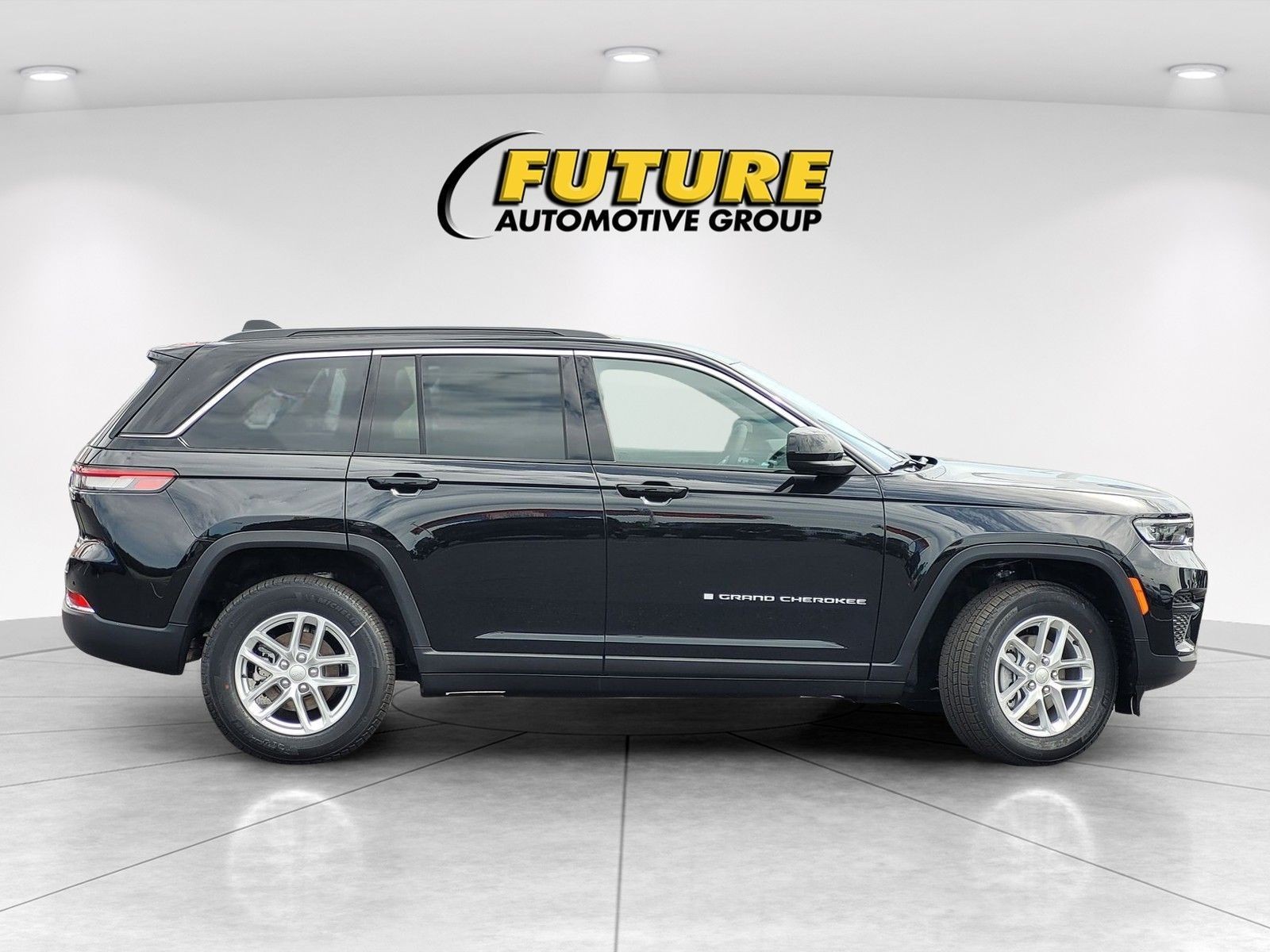 New 2026 Diamond Black Crystal Pearl-Coat Exterior Paint Jeep Laredo image 33