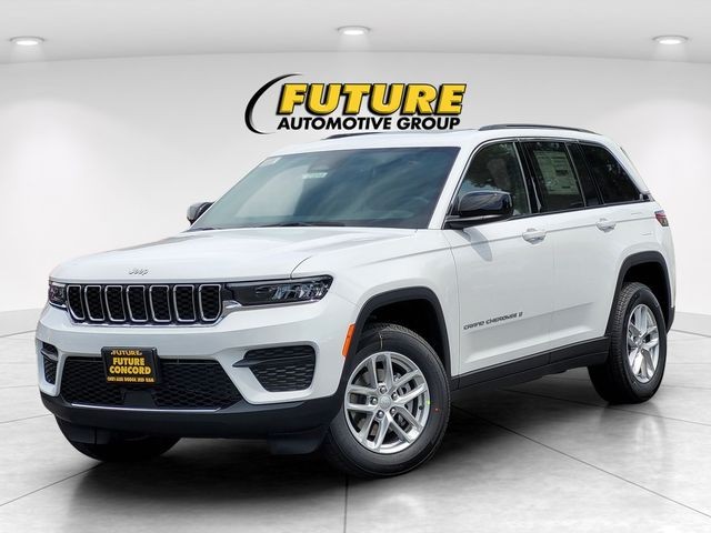 New 2026 Bright White Clear-Coat Exterior Paint Jeep Laredo X image 3