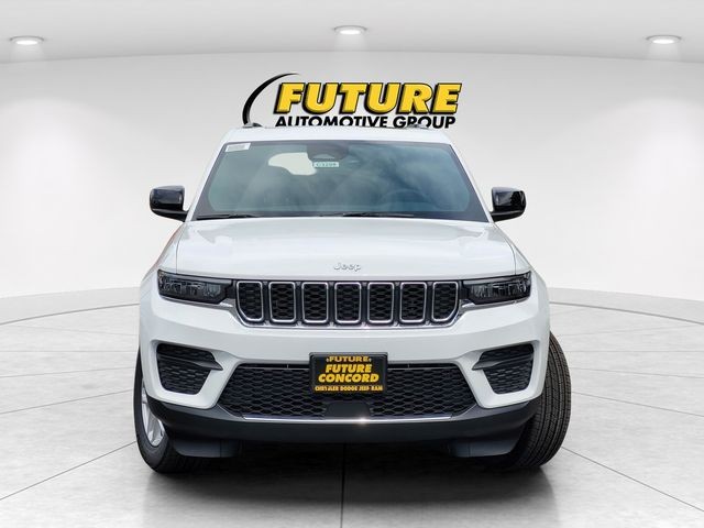 New 2026 Bright White Clear-Coat Exterior Paint Jeep Laredo X image 4