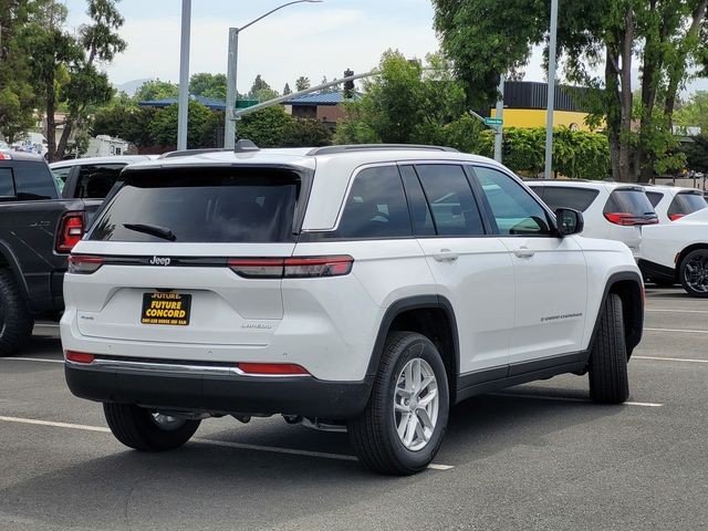 New 2026 Bright White Clear-Coat Exterior Paint Jeep Laredo X image 7