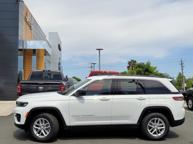 New 2026 Bright White Clear-Coat Exterior Paint Jeep Laredo X image 8