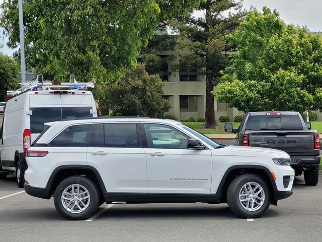 New 2026 Bright White Clear-Coat Exterior Paint Jeep Laredo X image 9