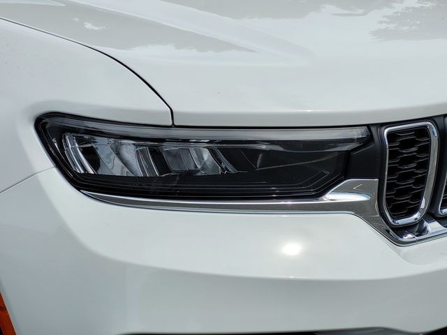 New 2026 Bright White Clear-Coat Exterior Paint Jeep Laredo X image 11